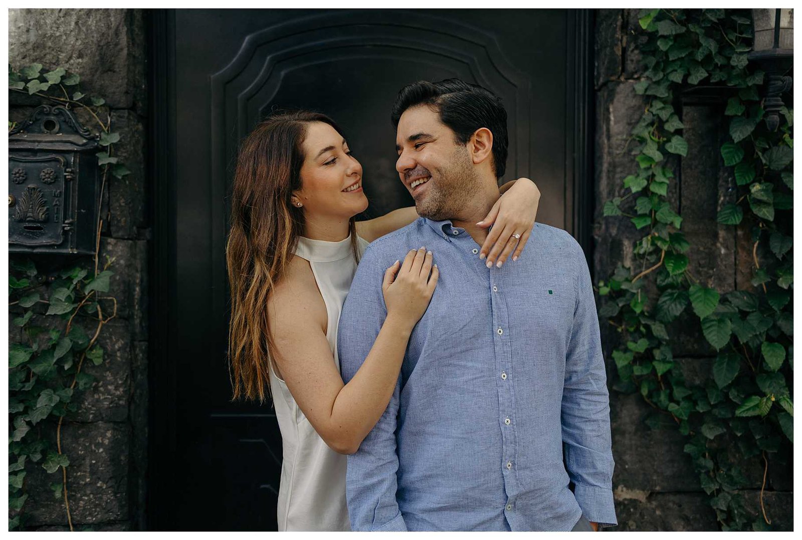 couple hugging in Mexico City for a photosession. 